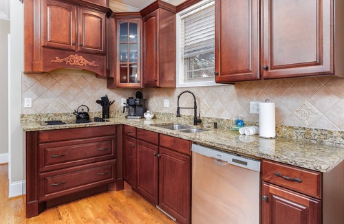 Asheville House | Brand New Pool and Hot Tub! Premium Wifi! Luxurious Home in Asheville. Bathrooms en-suite!