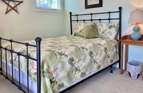McCutcheon Field House | BRAND NEW PRIVATE DOCK & SUNSET VIEWS! Sleeps 11, elevator, small dogs welcome