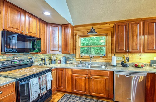 Whittier Cabin | Breath-taking long-range views nestled in the heart of the Great Smoky Mountains