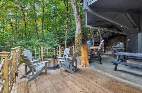 Beech Mountain Ski Chalet | Breathtaking Boutique Treehouse Nestled in the Clouds