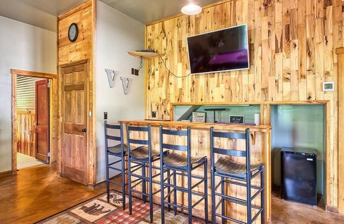 Maggie Valley Cabin | Breathtaking Views! Fast WiFi, Pool Table, Hot Tub, lvl 2 EV Charger, Fire Pit!