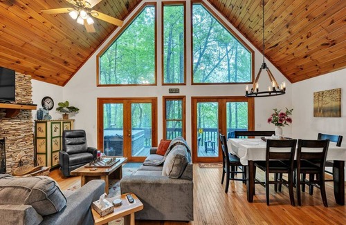 Unaka Cabin | Breathtaking Wooden Cabin with Hot-tub in Murphy, North Carolina