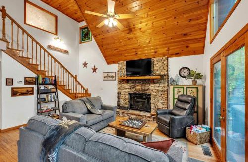 Unaka House | Breathtaking Wooden Cabin with Hot-tub in Murphy, North Carolina