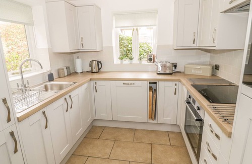 Cirencester Cottage | BRIDGE HOUSE, pet friendly, with pool in Cotswold Water Park