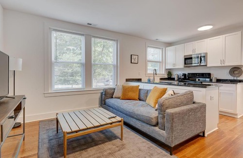 Durham Apartment | Bright 1BR with Parking In Downtown Durham