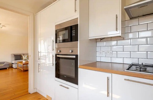 Gifford Apartment | Bright 2-Bedroom, 2-Bathroom Apartment with Free Parking by Arthur's Seat