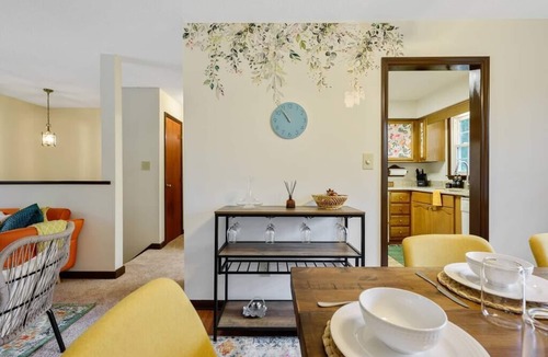 North Raleigh House | Bright | 4 Bd | Fire Pit | Ping-Pong | Games