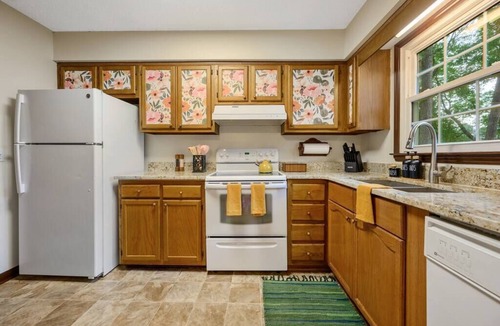 North Raleigh House | Bright | 4 Bd | Fire Pit | Ping-Pong | Games