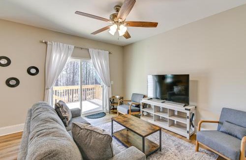 Southern Pines House | Bright Aberdeen Townhome on Golf Course with Deck!