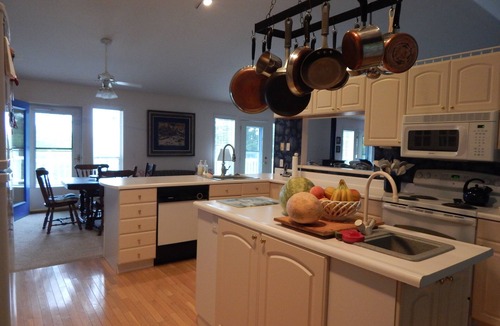 Franklin House | Bright, Cheerful, Spacious Home With Lovely Views Of The Great Smoky Mountains!