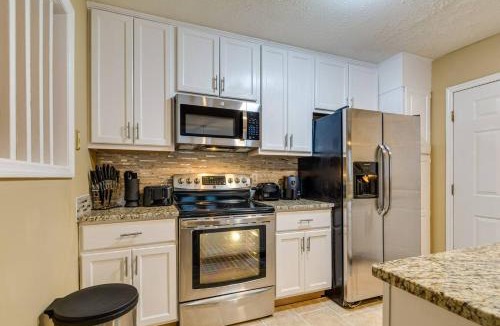 Fayetteville House | Bright Fayetteville Vacation Home with Fireplace!
