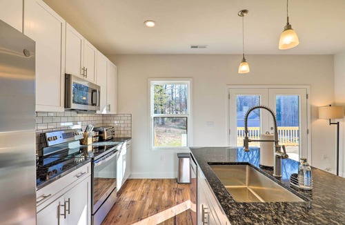 Oakley Cottage | Bright & Inviting Home by Biltmore Village w/Deck