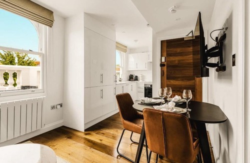 Royal Borough of Kensington and Chelsea Apartment | Bright Kensington 1 Bed AC