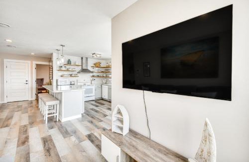 Sea Scape House | Bright Kitty Hawk Home with Hot Tub, Walk to Beach!