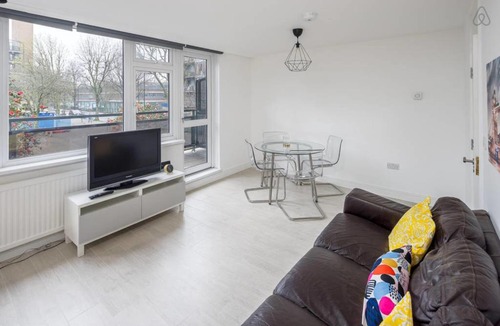 Riverside Apartment | Bright & Modern 4Bed 2Bath 2Mins to Tube