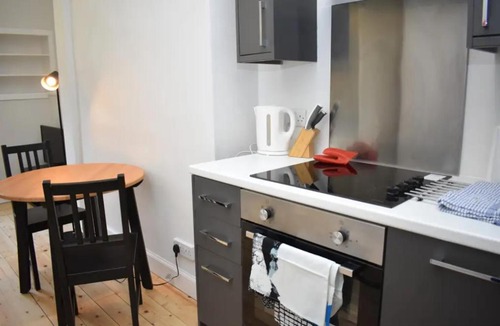 Morningside Apartment | Bright & modern apartment for four in Morningside!