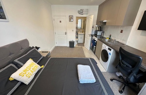 West Hendon Apartment | Bright Modern, Private Apartment,15 Mins To Central London