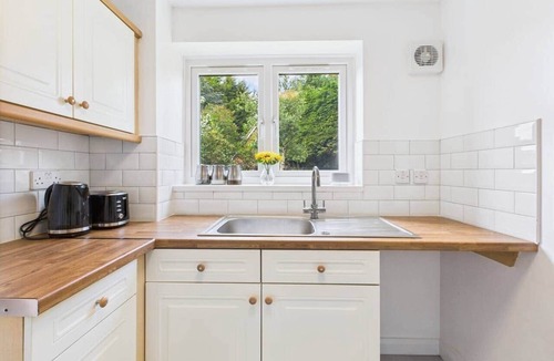 Wolverhampton House | Bright & Modern Stay in Central Wolverhampton I Free Parking