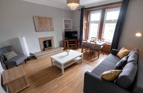 Glenisla Apartment | ☆ Bright, Modern West-End Apartment ☆