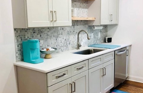 Lynn House | Bright New Cozy Cottage - 1/2 mi from downtown.