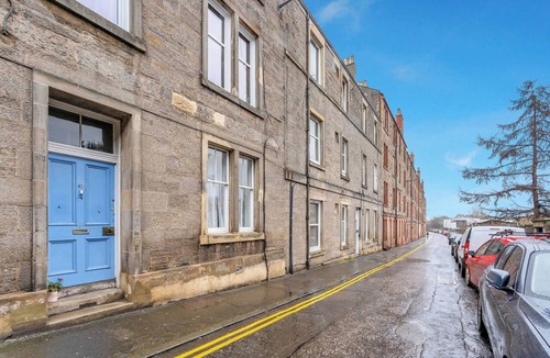 Newhaven Apartment | Bright Quiet Edinburgh Home Free Parking