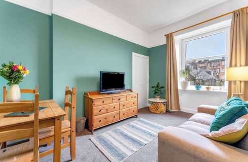 Newhaven Apartment | Bright Quiet Edinburgh Home Free Parking