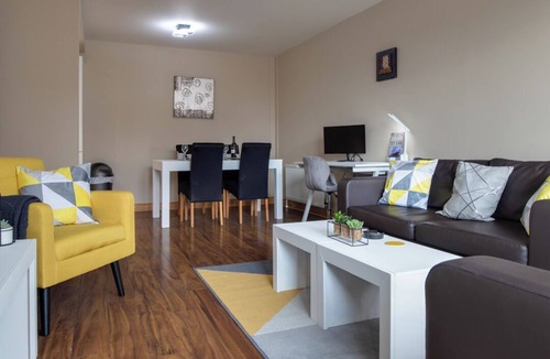 Belfast Central District Apartment | Bright & Spacious 2BR Apt City Centre + Secured Parking