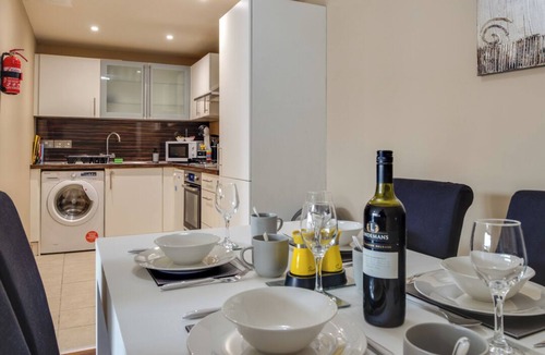 Belfast Central District Apartment | Bright & Spacious 2BR Apt City Centre + Secured Parking