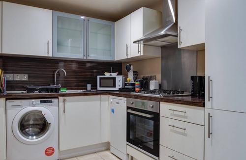 Belfast Central District Apartment | Bright & Spacious 2BR Apt City Centre + Secured Parking