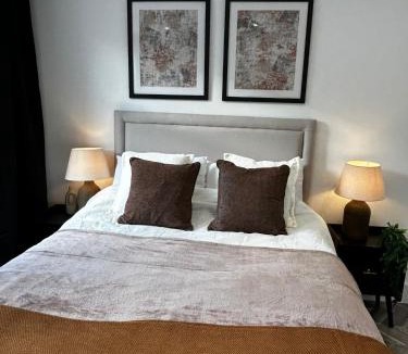 Worcester Park Apartment | Bright & Spacious 4-Bedroom Home Near London