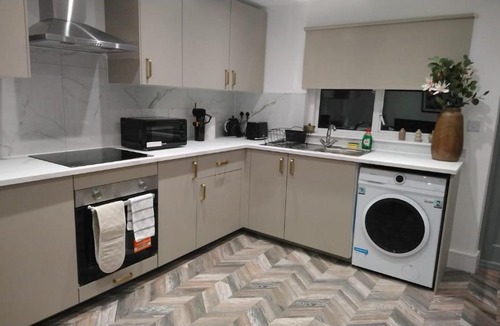 Worcester Park Apartment | Bright & Spacious 4-Bedroom Home Near London