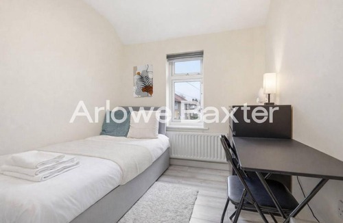Alibon House | Bright & Spacious 4BR Home in Dagenham, Sleeps 5