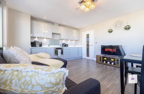 Seafront Apartment | Brighton Central Seaview Retreat, Steps to the Beach