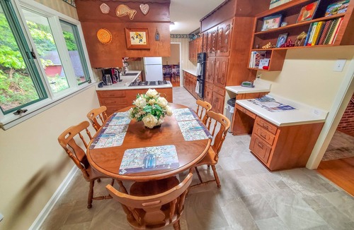 West Jefferson Cabin | Bring the Pup to Grapevine Retreat! Pet-Friendly, Perfect for Sept Adventures