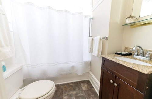 Edenton Bed & Breakfast | Buccaneer Room - Captain's Quarters Inn, Downtown Historic Edenton