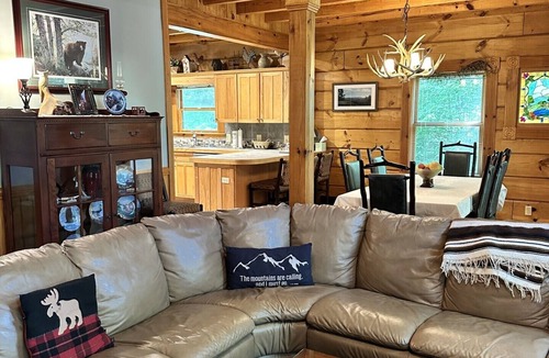 Highlands Cabin | Buckberry Lodge 5 BR/4.5 bath log cabin FIVE NIGHT MINIMUM