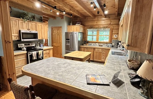 Highlands Cabin | Buckberry Lodge 5 BR/4.5 bath log cabin FIVE NIGHT MINIMUM