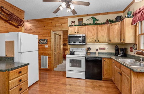 Weaverville Cabin | Buckeye Cabin, located in Weaverville, NC
