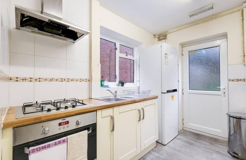 High Wycombe Apartment | Buckinghamshire Stay for 8