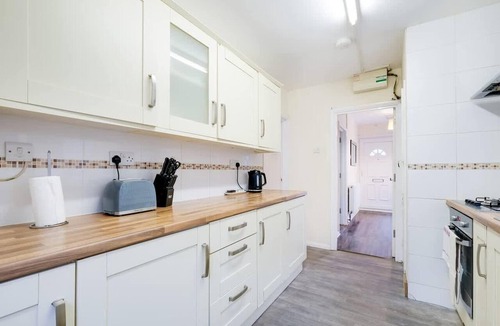 High Wycombe Apartment | Buckinghamshire Stay for 8