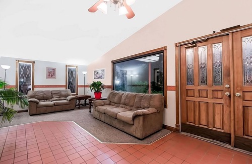 Summit Hotel | Budget-friendly Accommodation at Knights Inn Ashland! Onsite Pool, Free Parking!