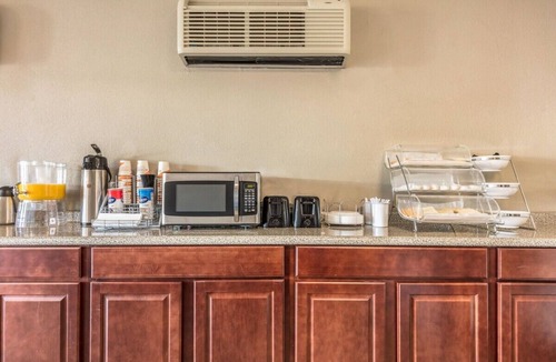 West Memphis Hotel | Budget-Friendly Base for Exploring | 2 Relaxing Rooms For Family Stay