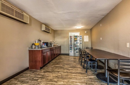 West Memphis Hotel | Budget-Friendly Base for Exploring | 2 Relaxing Rooms For Family Stay
