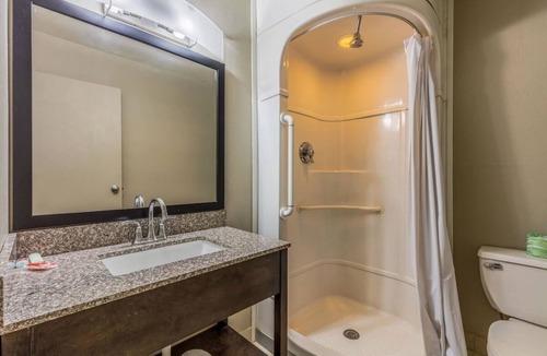 West Memphis Hotel | Budget-Friendly Base for Exploring | 2 Relaxing Rooms For Family Stay