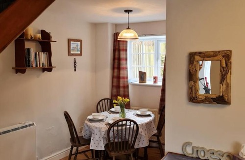 Brecon House | Bwthyn canol