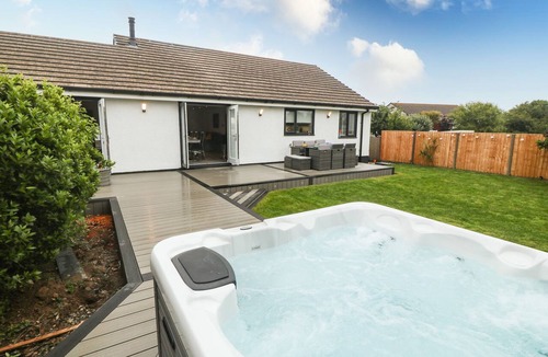 Cemaes Bay Cottage | BWTHYN EIRLYS (SNOWDROP COTTAGE), family friendly in Cemaes Bay