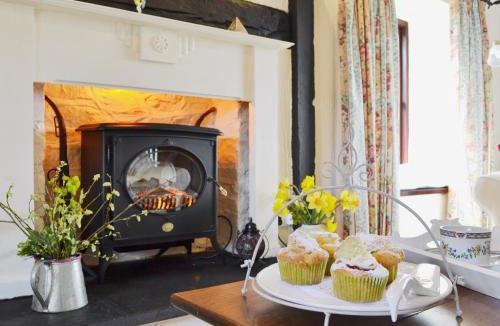 Llanllwchaiarn House | Bwthyn