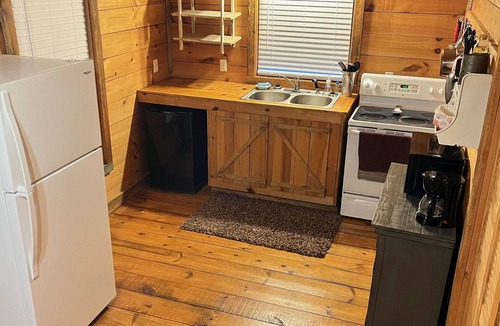 Newland Cabin | C & D Trivette's Cozy Cabin