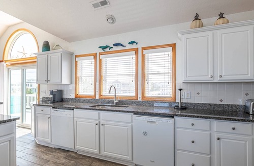 Whalehead Beach House | C7006 Mare Nostrum. Very Spacious, Pool, Hot Tub, Volleyball!