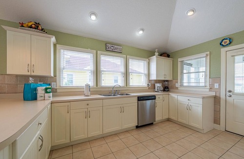 Ocean Sands House | C7474 Mayflower. Oceanside, Lake View, Pool, Hot Tub, Sheets & Towels.